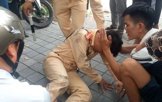 Nam thanh niên tông trúng cảnh sát giao thông đang làm nhiệm vụ ở Thanh Hóa - Ảnh 1
