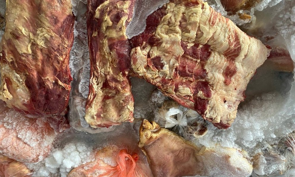 Kinh hoàng kho thịt lợn ôi thiu chờ tiêu thụ: Gần 3 tấn có dấu biến đổi màu, sắp được 'tuồn' ra chợ - Ảnh 1