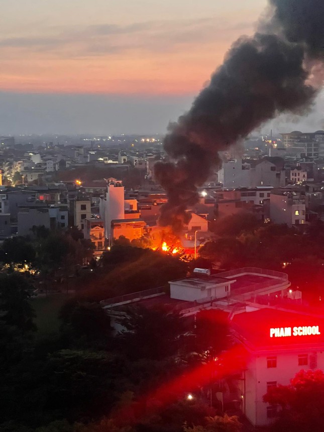 Cháy nhà sau tiếng nổ lớn ở Hà Nội: Chồng bị thương, 3 mẹ con tử vong  - Ảnh 2