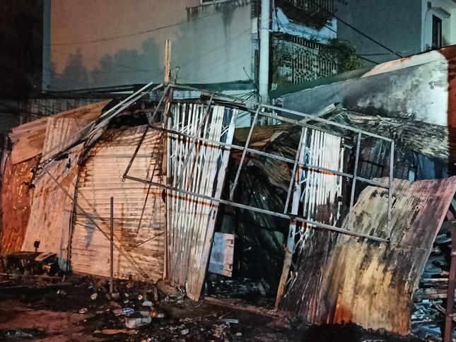 Cháy nhà sau tiếng nổ lớn ở Hà Nội: Chồng bị thương, 3 mẹ con tử vong  - Ảnh 3