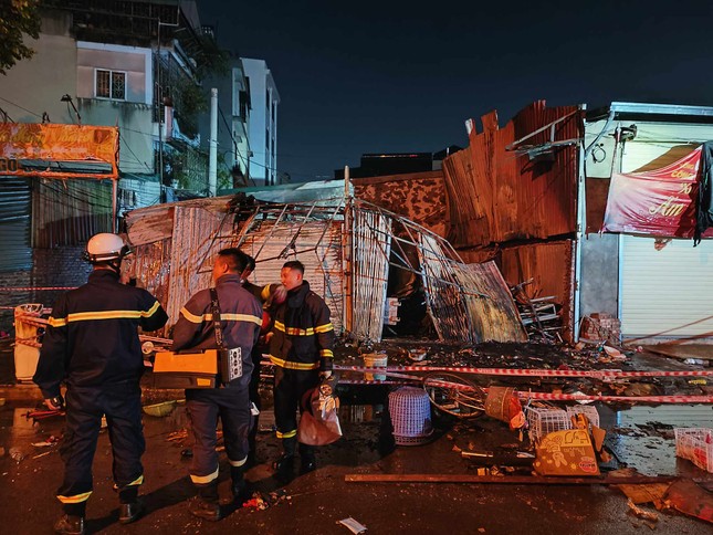 Cháy nhà sau tiếng nổ lớn ở Hà Nội: Chồng bị thương, 3 mẹ con tử vong  - Ảnh 4