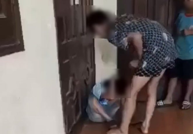 Giọt nước mắt của mẹ nam sinh lớp 7 bị bạo lực học đường ở Hà Nội: 'Con đau đầu quá, mẹ về đưa con đi cấp cứu đi' - Ảnh 1