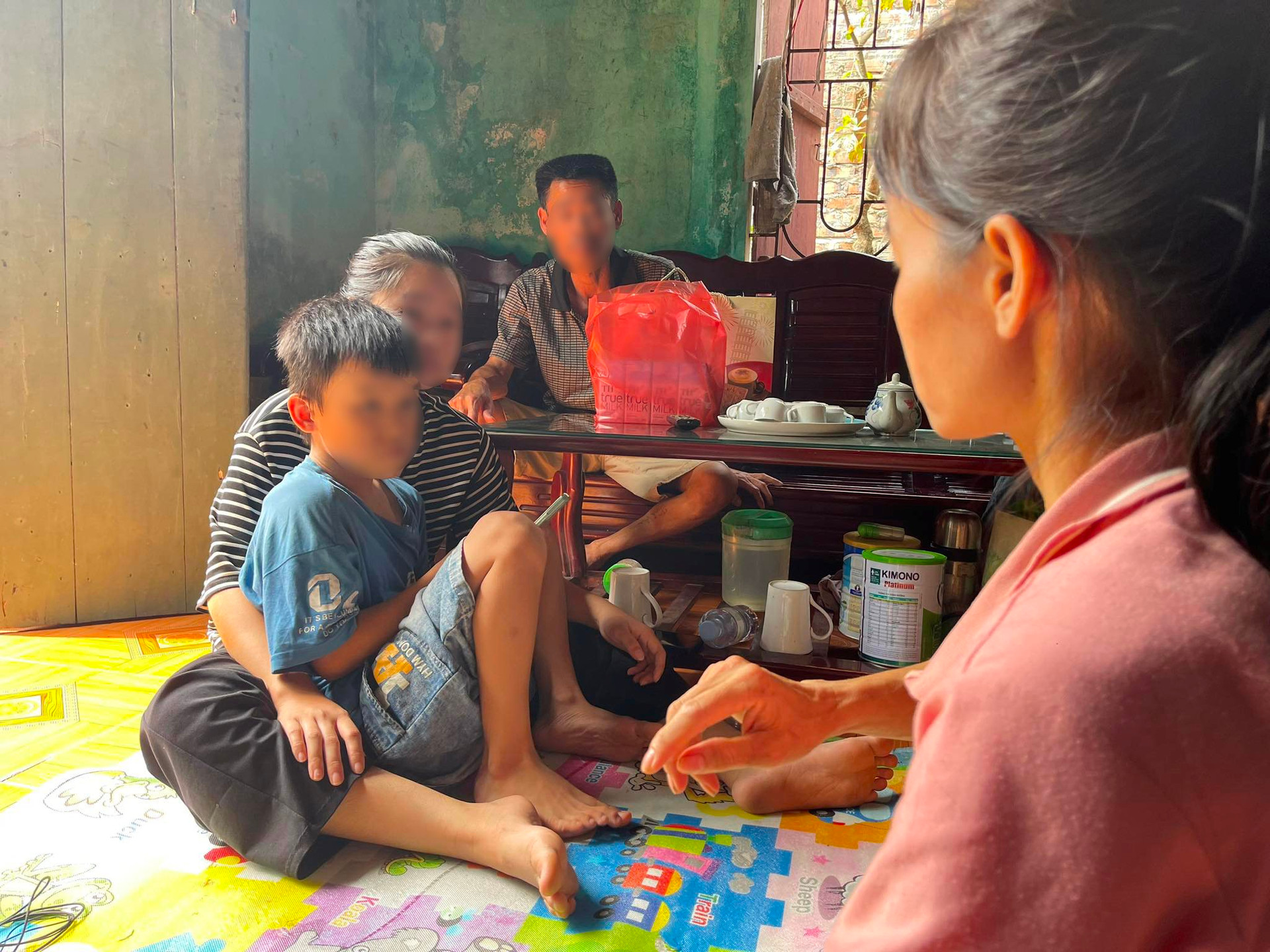 Giọt nước mắt của mẹ nam sinh lớp 7 bị bạo lực học đường ở Hà Nội: 'Con đau đầu quá, mẹ về đưa con đi cấp cứu đi' - Ảnh 3