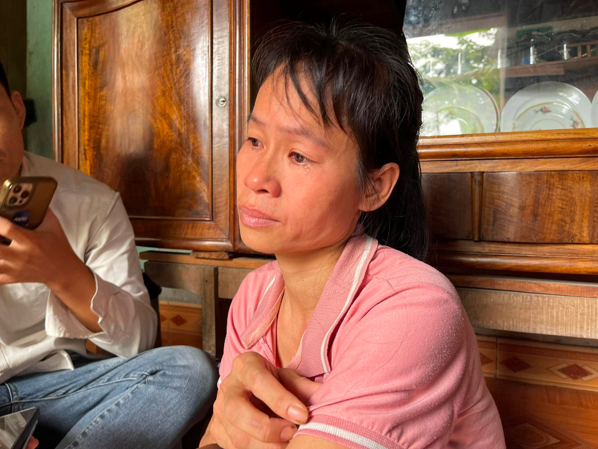 Giọt nước mắt của mẹ nam sinh lớp 7 bị bạo lực học đường ở Hà Nội: 'Con đau đầu quá, mẹ về đưa con đi cấp cứu đi' - Ảnh 2