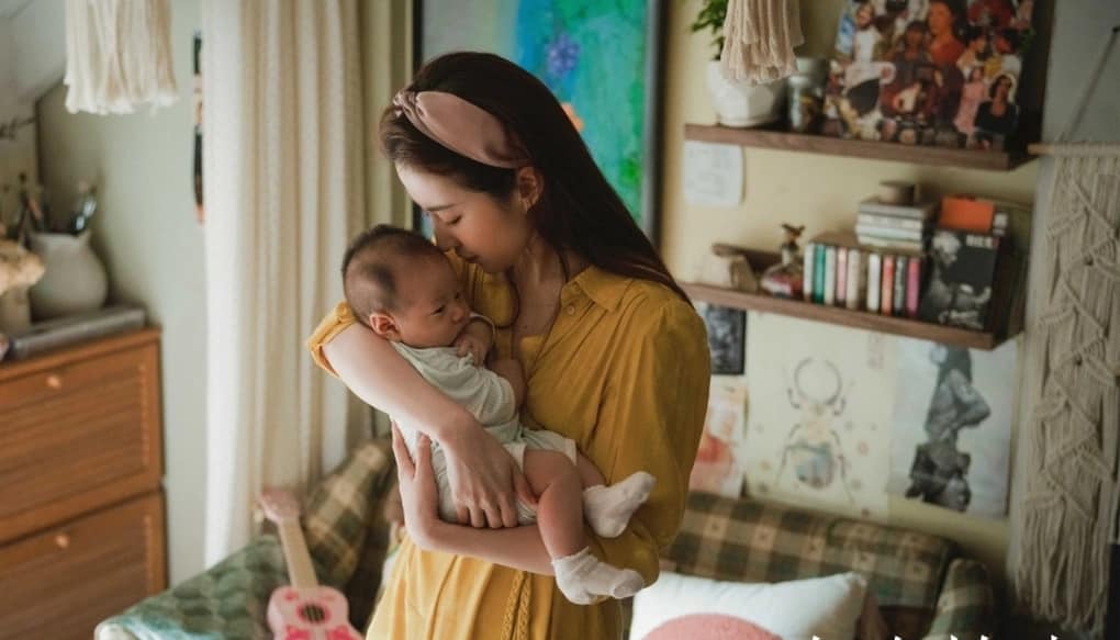 Diện mạo tuổi U70 của mẹ Lưu Diệc Phi khiến fan trầm trồ, thậm chí con gái cũng bị mẹ 'chiếm spotlight' - Ảnh 3