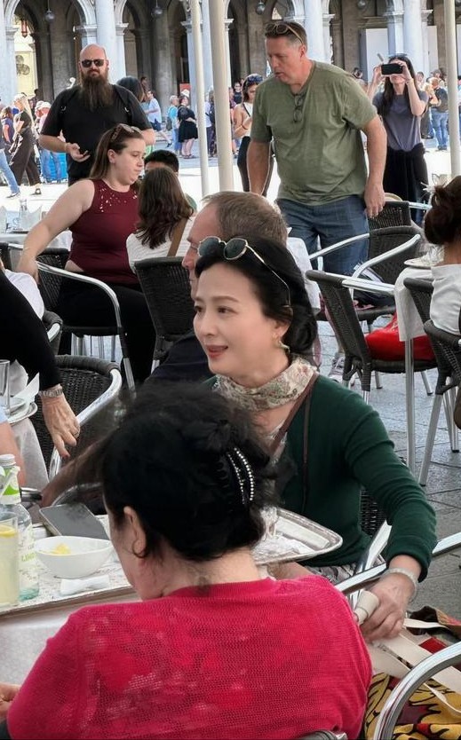 Diện mạo tuổi U70 của mẹ Lưu Diệc Phi khiến fan trầm trồ, thậm chí con gái cũng bị mẹ 'chiếm spotlight' - Ảnh 1