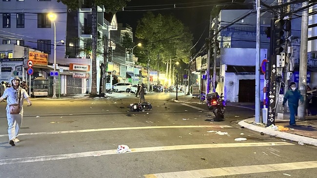 Tai nạn giao thông kinh hoàng, ô tô tông hàng loạt xe máy ở Vũng Tàu, 2 người tử vong, nhiều người bị thương nặng - Ảnh 3