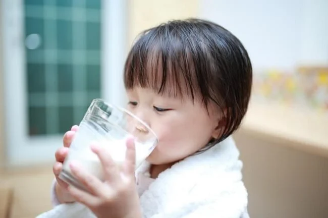Trẻ uống nhiều sữa hay ham ăn đồ ăn nhanh sẽ dậy thì sớm? Câu trả lời từ chuyên gia khiến nhiều bậc phụ huynh ngỡ ngàng - Ảnh 2