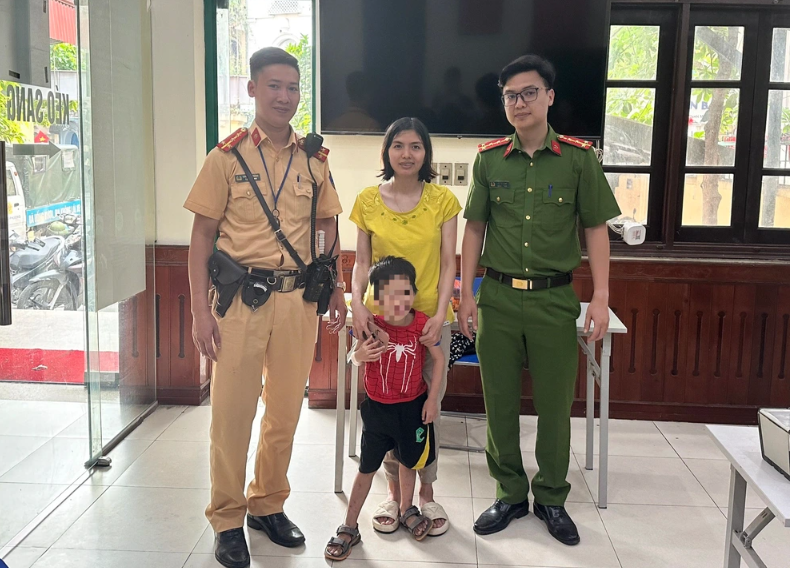 Bé trai 5 tuổi bị lạc mẹ khi đi từ Nam Định lên Hà Nội chơi - Ảnh 1