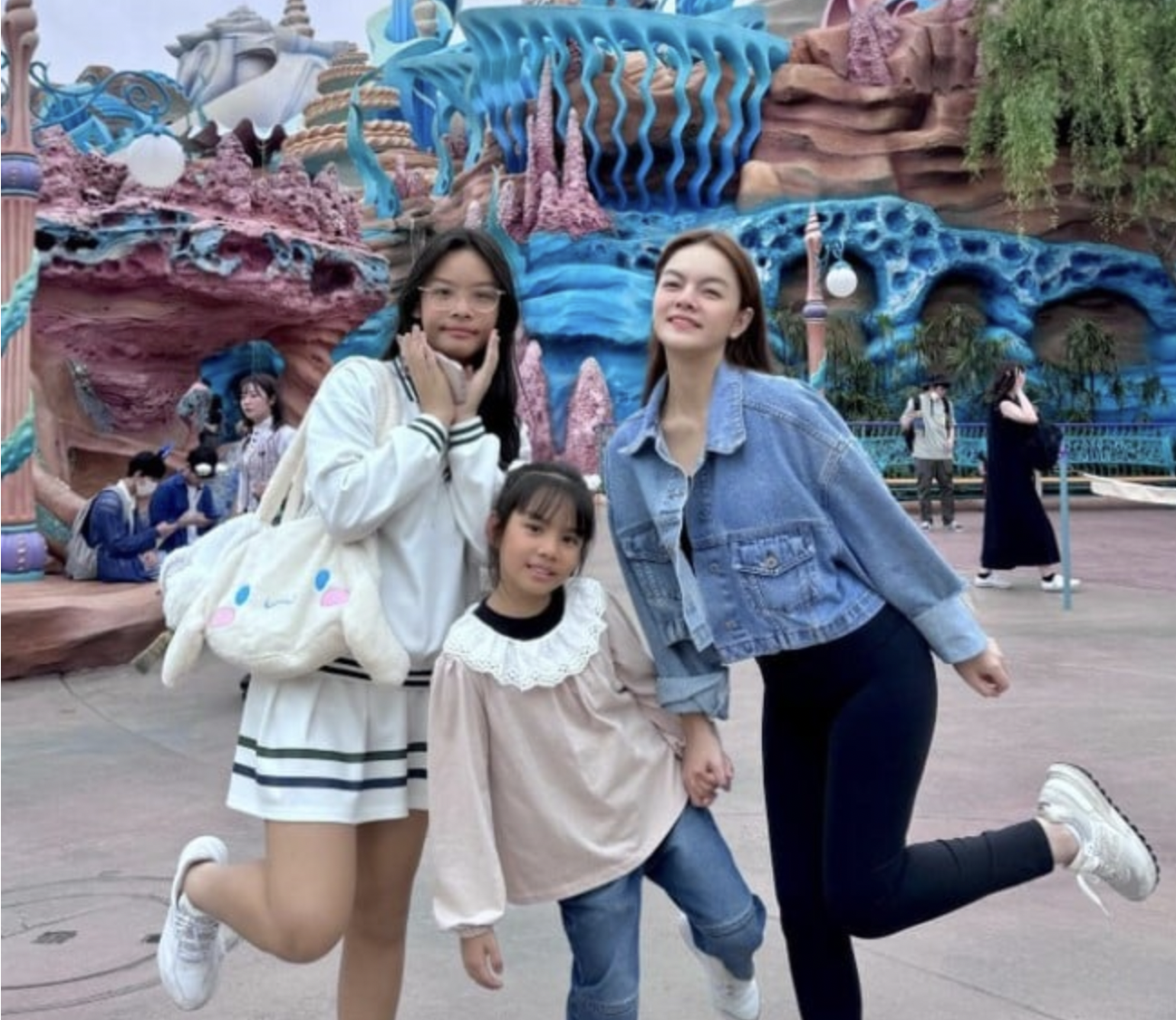 Gia đình sao Việt cho con nghỉ lễ 30/4-1/5: Quỳnh Anh đi Disneyland, Hà Kiều Anh chinh phục Fansipan - Ảnh 3