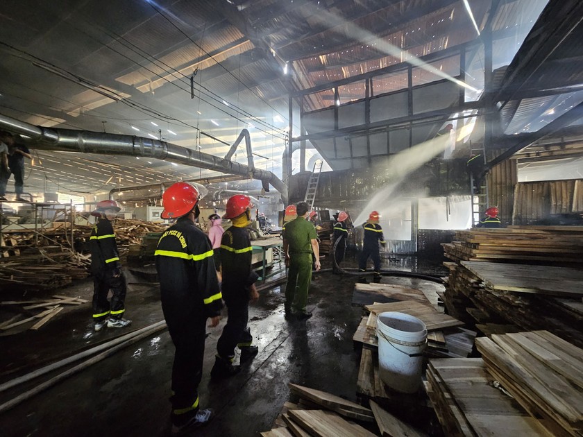 Cháy xưởng gỗ rộng hàng ngàn m² tại Bình Định, ước tính thiệt hại hàng chục tỷ - Ảnh 1