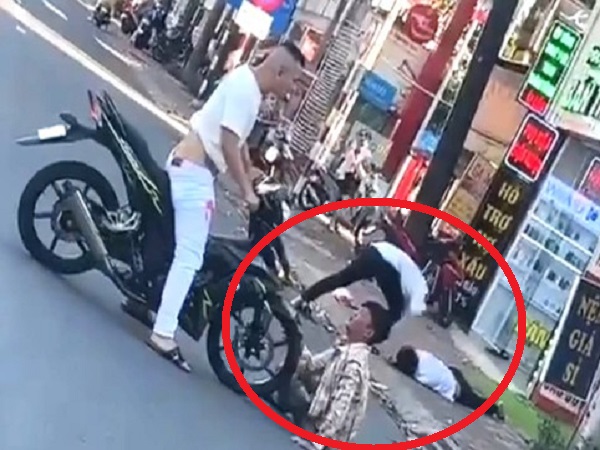 Đoạn clip ghi lại cảnh 2 thanh niên bị vây đánh dã man trên đường, nằm lăn ra vẫn bị đối thủ tông xe vào người - Ảnh 1