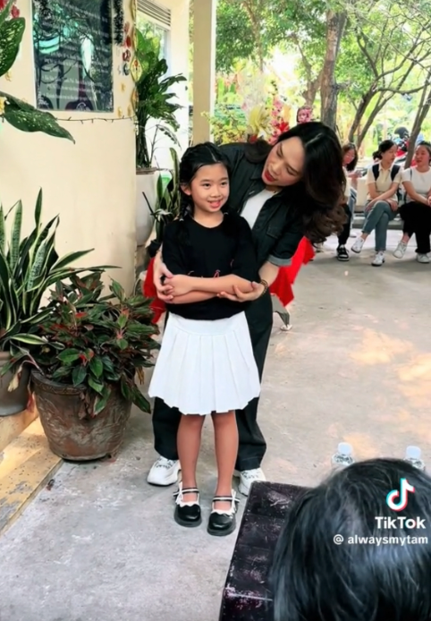 Mỹ Tâm gặp mặt con gái cố diễn viên Mai Phương khi đi làm từ thiện cuối năm, liền làm 1 chuyện khiến ai nấy cũng xúc động - Ảnh 7