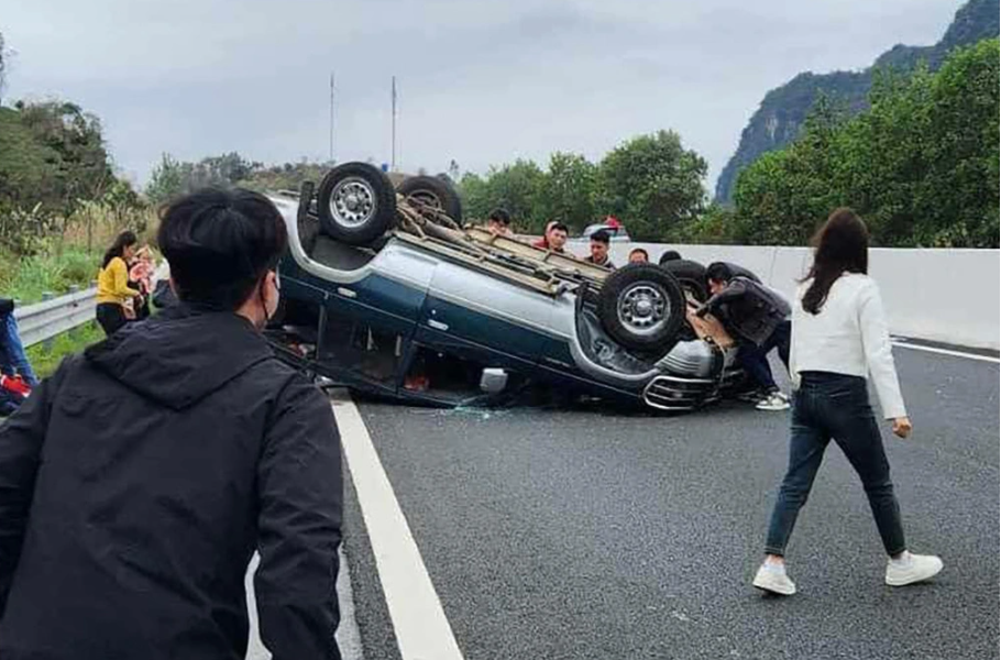 Ô tô chở 8 người lật ngửa trên cao tốc Bắc Giang - Lạng Sơn, trong đó có 3 trẻ em - Ảnh 2