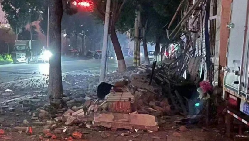 Động đất hiếm gặp ở Trung Quốc: Ít nhất 21 người bị thương, 126 tòa nhà bị đổ sập - Ảnh 1
