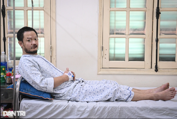 Sốt xuất huyết khiến cuộc sống của người dân Hà Nội xáo trộn: Vợ chở chồng tìm bệnh viện trong đêm - Ảnh 1