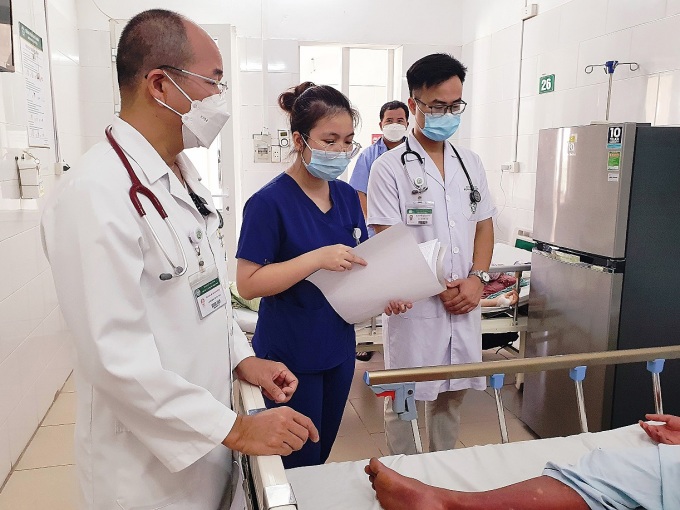 Sốt xuất huyết khiến cuộc sống của người dân Hà Nội xáo trộn: Vợ chở chồng tìm bệnh viện trong đêm - Ảnh 2
