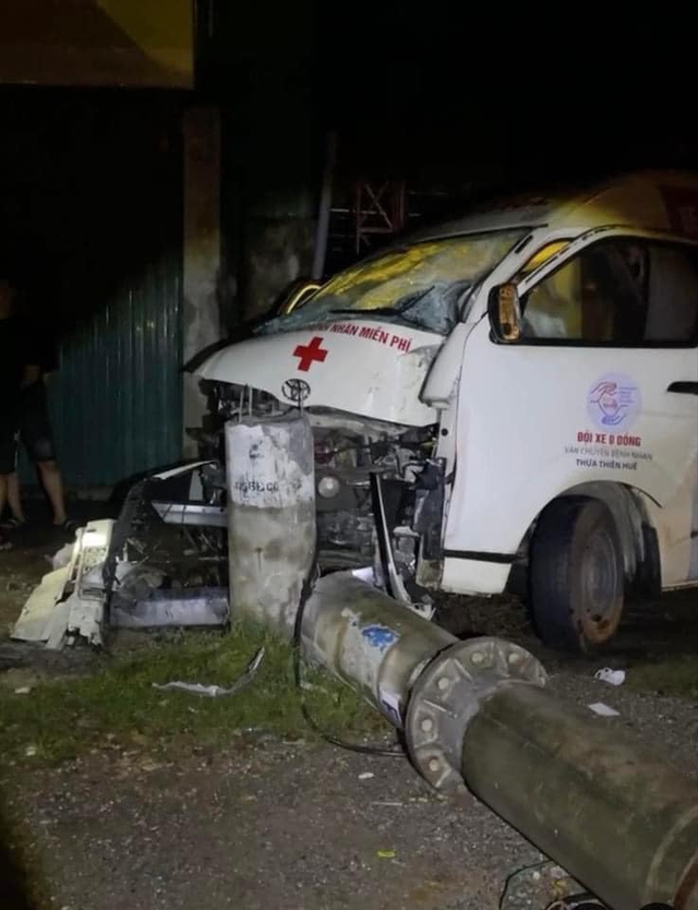 Xe cứu thương tông gãy cột điện: 3 người bị thương, gần 800 hộ dân mất điện - Ảnh 1