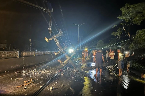Xe cứu thương tông gãy cột điện: 3 người bị thương, gần 800 hộ dân mất điện - Ảnh 2