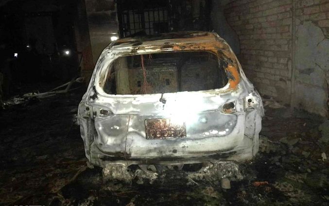 Cháy lớn khu dân cư gần bệnh viện khiến người phụ nữ bị thương nặng, thiêu rụi ô tô trong đêm - Ảnh 2