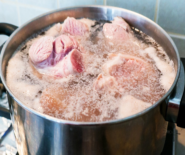 Thường dùng nước lã để rửa thịt lợn, chị em hãy dừng ngay mà sử dụng nước này đảm bảo thịt lợn sạch tinh, hết hôi mà không cần phải chần qua nước! - Ảnh 3