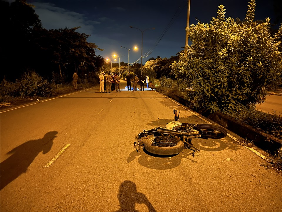 Bình Dương: Phát hiện nam sinh viên nằm chết giữa đường, hiện trường có vết trầy dẫn tới chiếc xe máy của nạn nhân dài 50m - Ảnh 2
