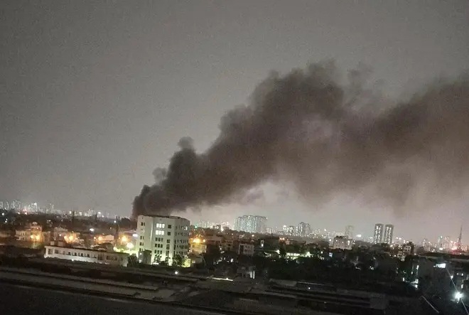 Hà Nội: Nhà xưởng rộng hàng trăm m2 bùng cháy giữa trời mưa lớn, cảnh sát điều 8 xe chữa cháy dập lửa - Ảnh 1