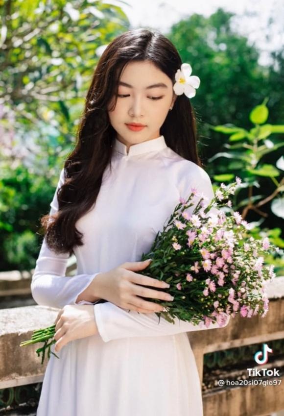Con gái Quyền Linh gây sốt với loạt ảnh chụp cùng áo dài truyền thống, nhan sắc xinh đẹp khiến nhiều người đắm đuối, xứng danh Hoa hậu tương lai - Ảnh 2
