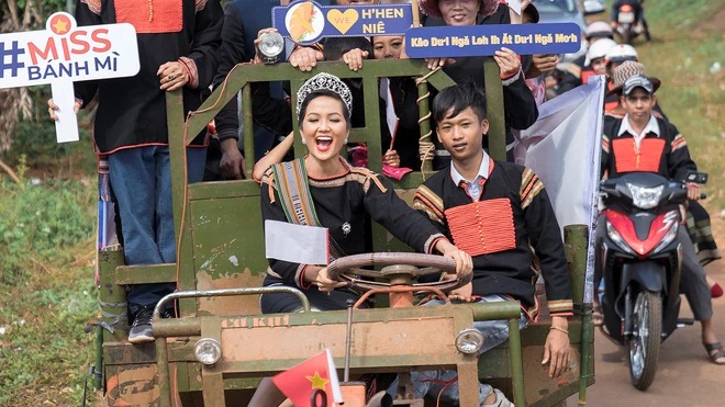 H'Hen Niê - Hoa hậu giản dị nhất showbiz Việt: Sang chảnh trên sân khấu, về bản lại thành 'đứa con buôn làng' - Ảnh 6