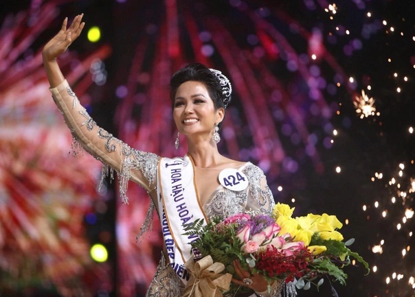 H'Hen Niê - Hoa hậu giản dị nhất showbiz Việt: Sang chảnh trên sân khấu, về bản lại thành 'đứa con buôn làng' - Ảnh 1