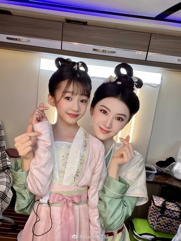 Netizen phát hiện Cảnh Điềm chụp ảnh cùng một bé gái có ngoại hình 'giống như đúc', mối quan hệ thực sự của cả hai là gì?  - Ảnh 1