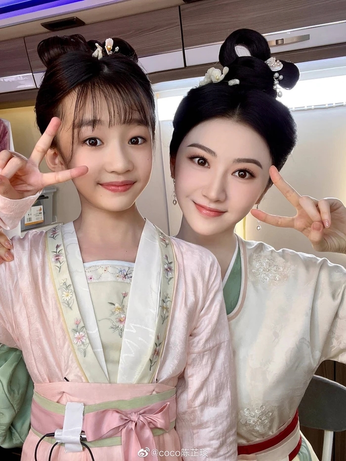 Netizen phát hiện Cảnh Điềm chụp ảnh cùng một bé gái có ngoại hình 'giống như đúc', mối quan hệ thực sự của cả hai là gì?  - Ảnh 2