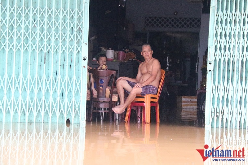 Thừa Thiên - Huế: Xót xa 2 người tử vong do lũ dâng cao, nước ngập bủa vây nặng nề, người dân không kịp trở tay - Ảnh 3