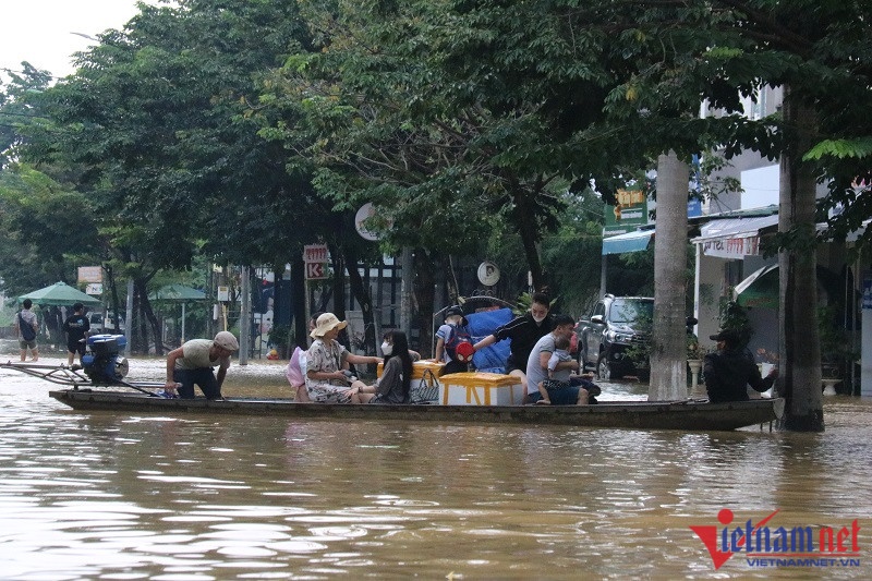 Thừa Thiên - Huế: Xót xa 2 người tử vong do lũ dâng cao, nước ngập bủa vây nặng nề, người dân không kịp trở tay - Ảnh 2