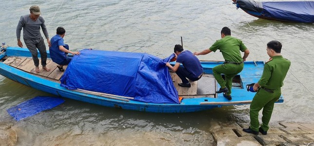 Đã tìm thấy thi thể của bé trai 5 tuổi rơi xuống sông khi đi thả lưới cùng bố mẹ  - Ảnh 1