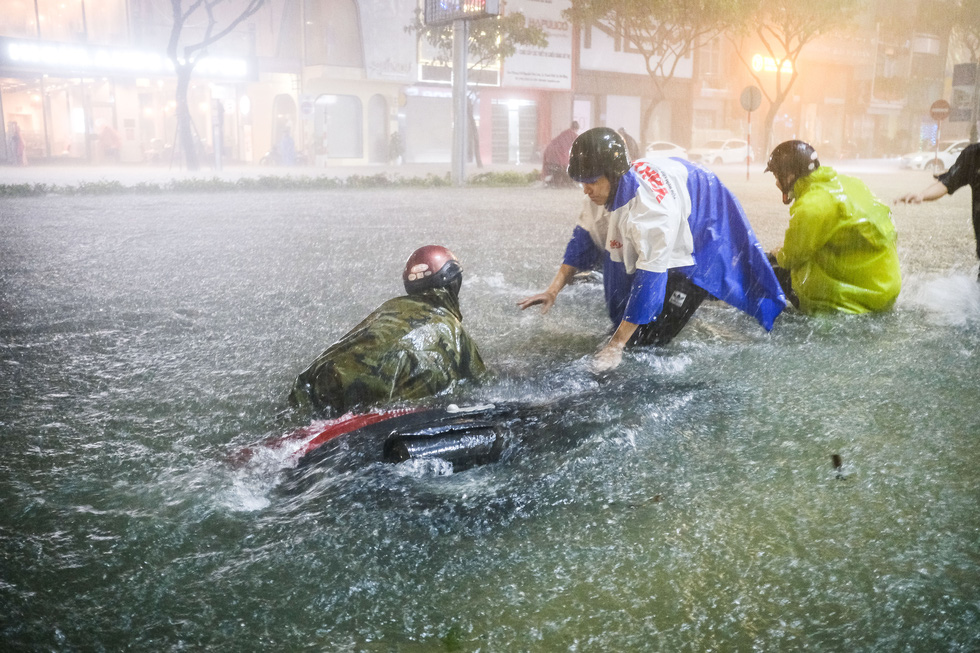 Đau xé lòng người mẹ bỗng chốc mất cả chồng và con trai trong trận mưa lũ lịch sử ở Đà Nẵng - Ảnh 1