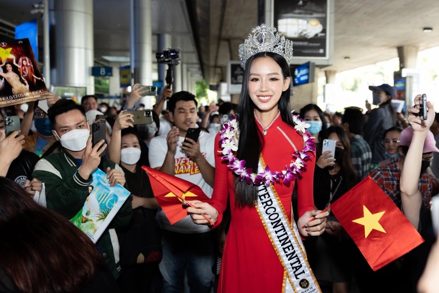 Bảo Ngọc trở về nước trong vòng tay yêu thương của fan sắc đẹp, rực rỡ với tà áo dài đỏ: tự hào Việt Nam - Ảnh 2