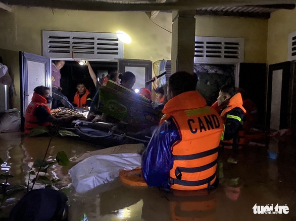Lũ lớn tại Huế: Công an khẩn cấp đưa người bị thương tới viện cấp cứu   - Ảnh 4