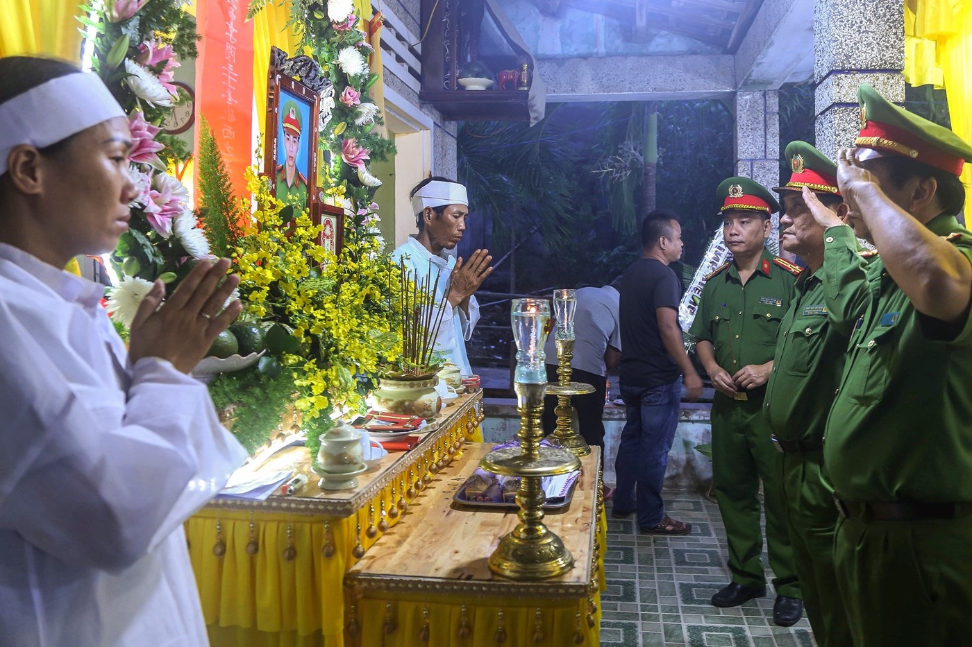 Nghẹn ngào tang lễ Trung úy tử nạn trong mưa lũ ở Đà Nẵng: 'Nó nói đưa bà con ra khỏi vùng nguy hiểm rồi về liền...' - Ảnh 1