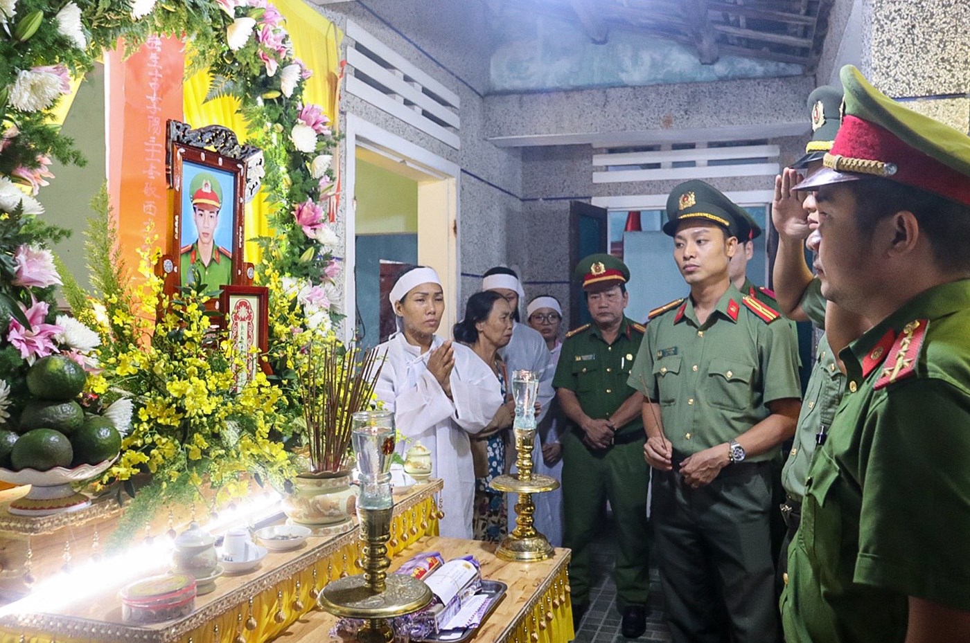 Nghẹn ngào tang lễ Trung úy tử nạn trong mưa lũ ở Đà Nẵng: 'Nó nói đưa bà con ra khỏi vùng nguy hiểm rồi về liền...' - Ảnh 6