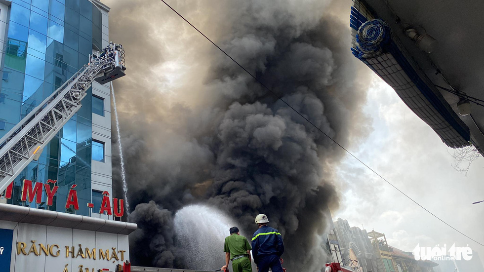 Nhân chứng kể lại khoảnh khắc cháy ở nhà hàng cạnh chợ Bến Thành: Lo lắng cõng người thân, hoang mang ôm đồ tháo chạy  - Ảnh 1