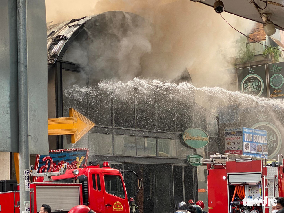 Nhân chứng kể lại khoảnh khắc cháy ở nhà hàng cạnh chợ Bến Thành: Lo lắng cõng người thân, hoang mang ôm đồ tháo chạy  - Ảnh 2
