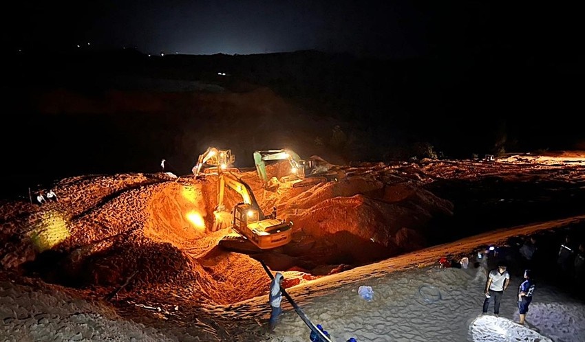 Nguyên nhân vụ sập mỏ titan ở Bình Thuận, trắng đêm tìm kiếm nhưng vẫn không thấy 3 công nhân mất tích   - Ảnh 2