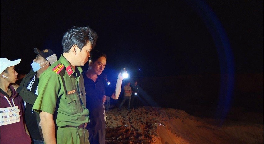Nguyên nhân vụ sập mỏ titan ở Bình Thuận, trắng đêm tìm kiếm nhưng vẫn không thấy 3 công nhân mất tích   - Ảnh 1