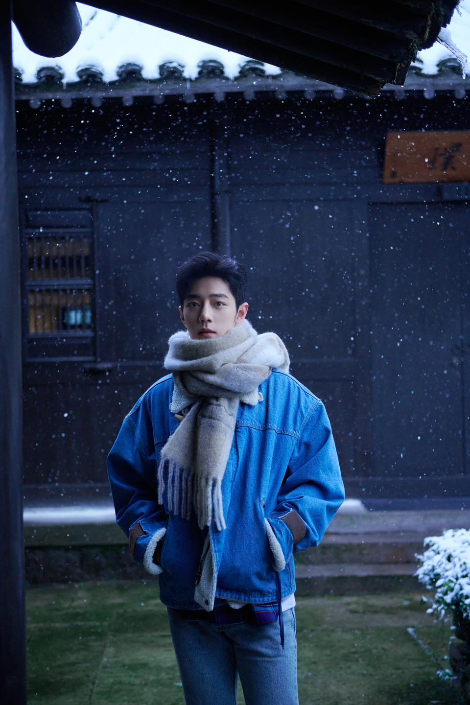 Tiêu Chiến hóa 'bạn trai mùa đông' trong loạt ảnh dưới tuyết 'hút hồn' người hâm mộ - Ảnh 8