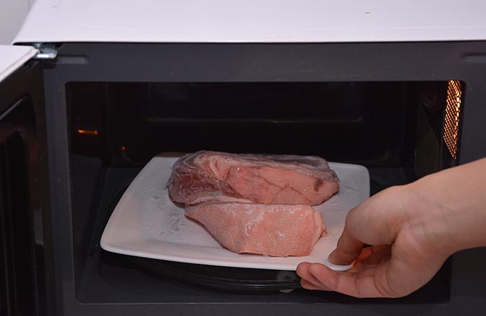 Chia thịt thành nhiều phần nhỏ bỏ tủ lạnh ăn dần, nhưng bạn đã thật sự biết cách rã dông đúng cách chưa? - Ảnh 6