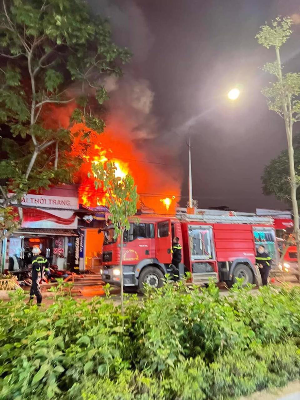 Hà Nội: Cháy ngùn ngụt cửa hàng ăn ở dãy nhà tạm, khói đen bốc lên hàng chục mét  - Ảnh 1