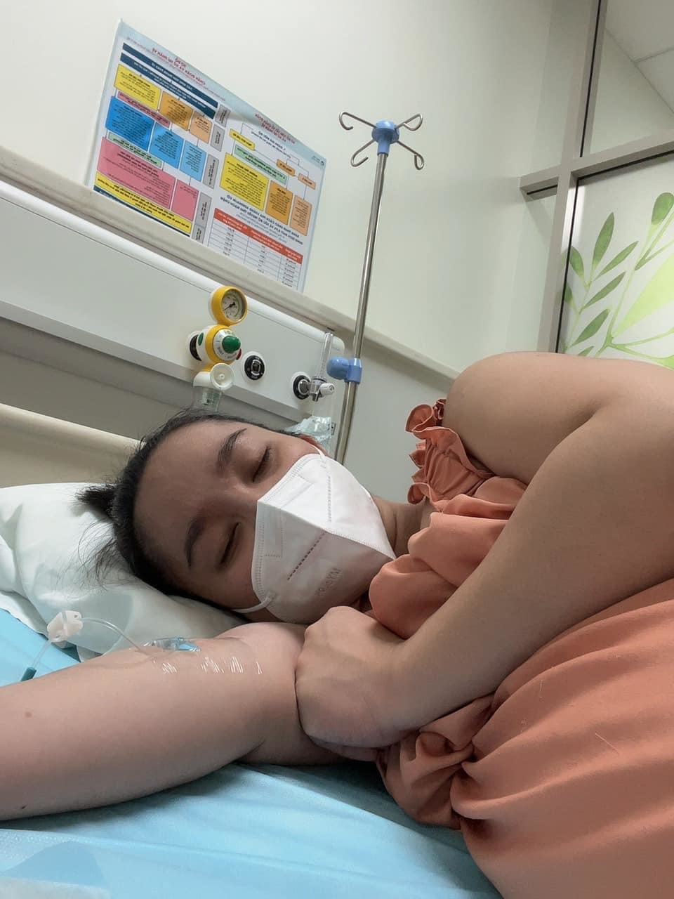Cận kề ngày sinh nở, vợ Lê Dương Bảo Lâm nén đau tự lái xe đến bệnh viện một mình - Ảnh 2