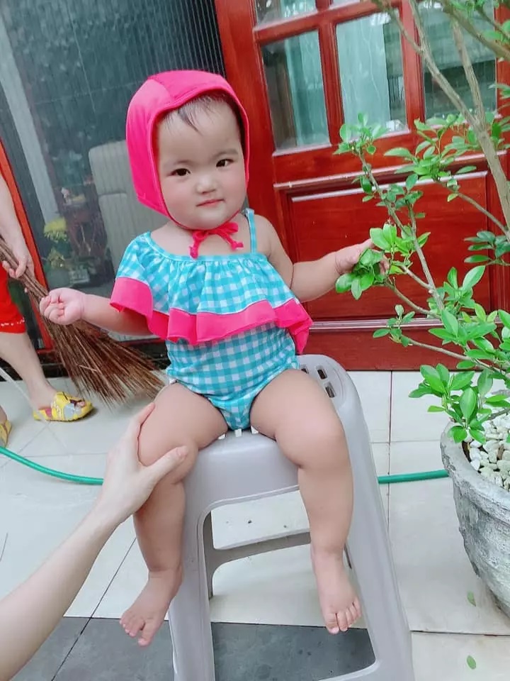 Mới 2 tuổi, con gái Mạc Văn Khoa đã sở hữu cả tủ đồ bơi cực yêu, thả dáng như người mẫu nhí - Ảnh 7