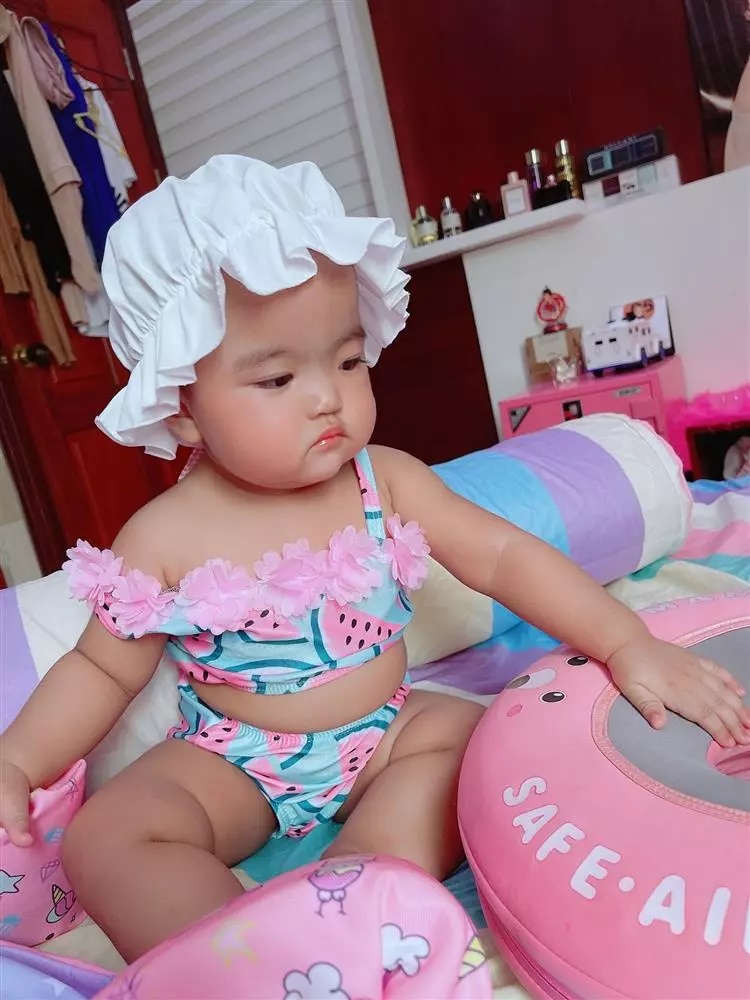 Mới 2 tuổi, con gái Mạc Văn Khoa đã sở hữu cả tủ đồ bơi cực yêu, thả dáng như người mẫu nhí - Ảnh 8